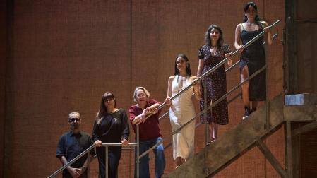 De abajo arriba, Alejandro Pelayo, Rozalén, Luisa Gavasa, Laura Porras, Raquel Varela y Paula Iwasaki, en el Teatro Gayarre