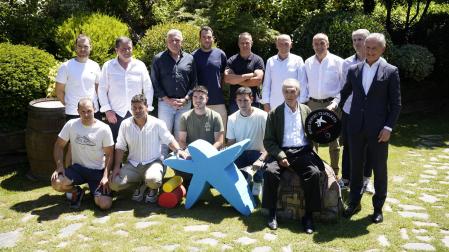 De izda. a dcha., de pie: Unai Laso, Ladis Galarza, Joxean Tolosa, Erik Jaka, Aimar Olaizola, Iñaki Gorostiza,  Fernando Arretxe, Rubén Beloki, Kepa Badiola (Caixabank); agachados, Aitor Elordi, Patxi Ruiz, Iker Irribarria, Mikel Urrutikoetxea y Luciano Juaristi, Atano X