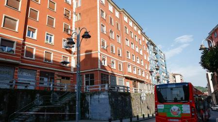 Edificio del barrio de Rekalde de Bilbao en el que un padre ha asesinado a su hija, herido a su mujer y luego se ha suicidado