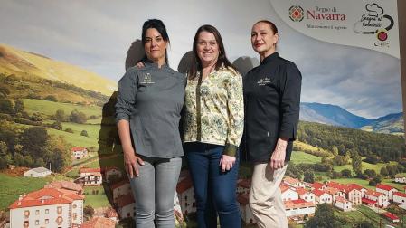 La chef navarra, Goiza Isiegas, a la izquierda de la imagen, junto a la chef italiana Paola Picchi (derecha) en el evento gastronómico celebrado en Milán