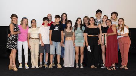 Alumnos del IES Valle del Ebro de Tudela, responsables del proyecto, autoridades y otros invitados, posaron juntos antes del estreno este viernes del documental 'Fragmentos'