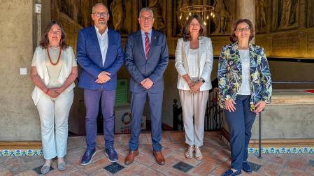 De izda. a dcha., María Cardero, Luis Fernández, el consejero Juan Luis García, Begoña Pérez y  Mónica Herrero.