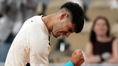 Carlos Alcaraz celebra un punto durante el partido contra Damir Dzumhur /