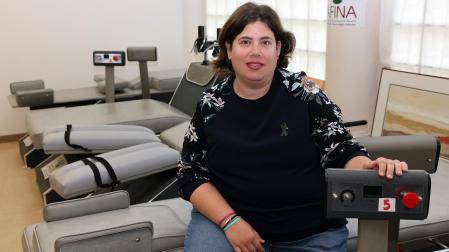Sheila Sanz Arive, nueva presidenta de Afina, en la sede de la asociación. Las máquinas que se ven son específicas para tratar la fibromialgia