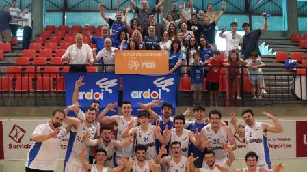 El Megacalzado Ardoi celebra el ascenso en la pista