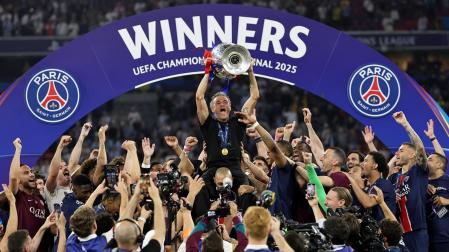 Luis Enrique alza la 'Orejona' rodeado por todo el equipo
