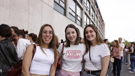 Amigas entrando a la oposición de Enfermería en la Upna