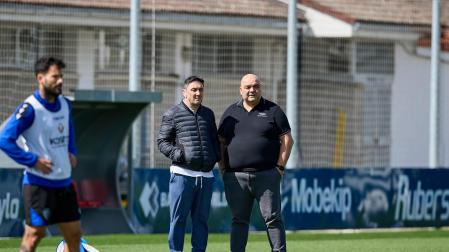 Braulio y Cata observan una de las sesiones recientes de Osasuna en Tajonar. j.p. urdíroz