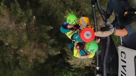 Los agentes de la Guardia Civil descienden del helicóptero para rescatar el cuerpo sin vida del barranquista fallecido en Bielsa