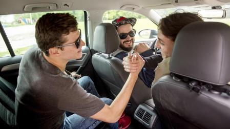 Jóvenes en un coche