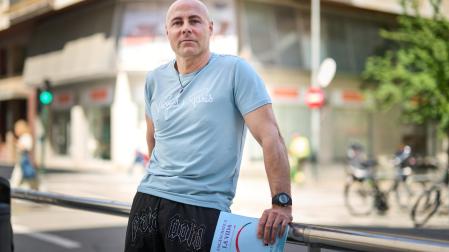 Jaime B. Tirapu, de 54 años, presenta su libro 'Engánchate a la vida' en Diario de Navarra.