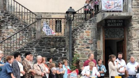 Detalle del homenaje dispensado el pasado domingo en Goizueta a mujeres que fueron pastoras o que aún siguen acarreando rebaños.