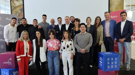 PREMIOS INgastro De izquierda a derecha, arriba: Johan Valencia, Jhon Arpi, Joel Armijos, Lorenzo Aréjula, Ramón Grafols, Mikel Bilbao, Gregorio Tolosa, Iñaki Andradas, Inés Jauregui, Beatriz López, Alicia Nicolás, Eduardo Elizalde y Jorge Ferrer. Abajo: Ana Beriáin, Patricia Sanz, Paula Sanz, Arantza García de Baquedano y Steven Bosen Wu Zheng