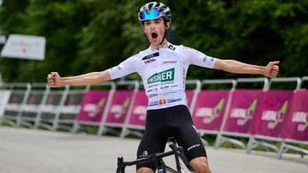 Unai Ramos celebra su victoria en la última etapa de la Vuelta a Navarra.