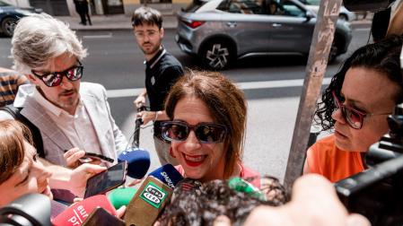 La exconcejal socialista Leire Díez atiende a los medios a su llegada a la sede del PSOE en Ferraz