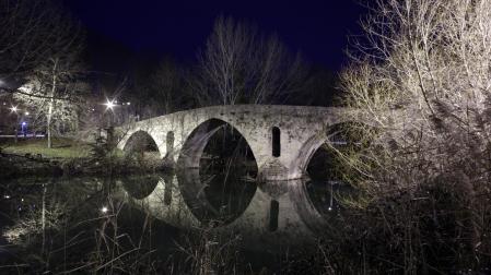 Imagen nocturna del puente medieval de la Magdalena