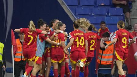 Clàudia Pina celebra con sus compañeras el segundo gol