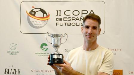 Juantxo Elía Vallejo, con el trofeo de ganador que reeditó este año.
