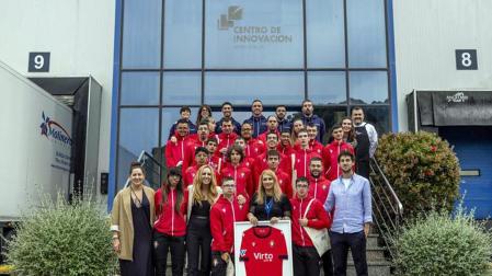El equipo de fútbol inclusivo navarro, Osasuna Genuine, visita las instalaciones de su principal patrocinador.