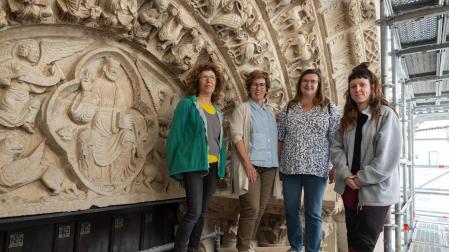 JUNTO AL TÍMPANO. De izquierda a derecha: Azucena Prior Santamaría (Artyco); Susana Herreros Lopetegui y Alicia Ancho Villanueva, ex directora y actual responsable del servicio de Patrimonio Histórico del Gobierno de Navarra; y Lucía Rustarazo Zapata, miembro del equipo de restauración de Artyco