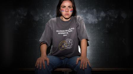 Aitana Zumárraga, con pinturas rojillas para una entrevista con Diario de Navarra