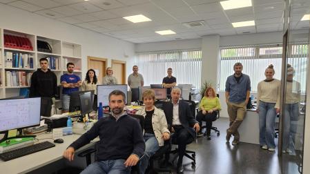 El equipo de Nasei Ingeniería, en su oficina de Barañáin