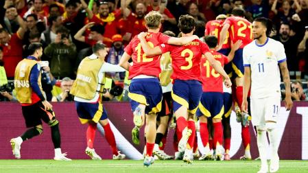 Los jugadores de España celebran el cuarto gol, obra de Lamine Yamal e penalti, ante al esolación gala /