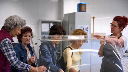 Fotos de la visita guiada al taller de restauración de documentos medievales en el Archivo de Navarra.