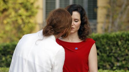 La ministra de Sanidad, Mónica García, y la presidenta de la Comunidad de Madrid, Isabel Díaz Ayuso, durante el momento de tensión que han protagonizado este viernes