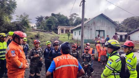 Servicios de rescate, evacuando familias en riesgo por el volcán de Fuego en Chimaltenango