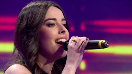 La navarra Claudia Ullate interpreta una canción durante un programa de ‘Jotalent’