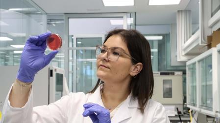 La investigadora Noelia Hernández en uno de los laboratorios de la UCAM