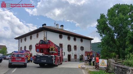 Los bomberos trabajan en la vivienda afectada por el incendio