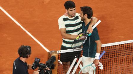 Carlos Alcaraz y Lorenzo Musetti conversar tras retirarse el italiano en la semifinal del Roland Garros por problemas físicos /
