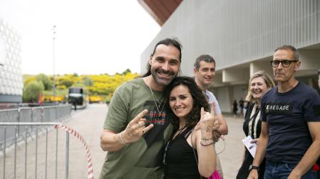 Colas y nervios en la espera del concierto del canadiense Bryan Adams en el Pabellón Navarra Arena /