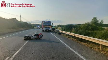La moto accidentada en el lugar del siniestro