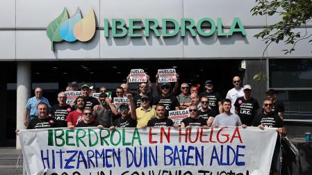 Protesta de los trabajadores ante el edificio de Iberdrola en Landaben
