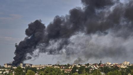 El humo emerge de Kharkiv tras un ataque ruso