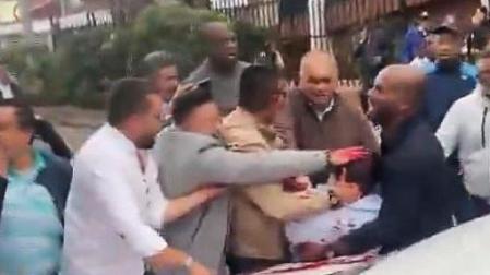 Miguel Uribe Turbay es trasladado tras ser disparado durante un mitin