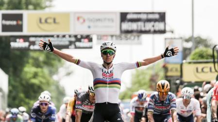 Pogacar celebra su triunfo en la primera etapa del Critérium del Dauphiné