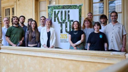 La consejera Esnaola e Ignacio Apezteguía junto con artistas y representantes locales que colaboran en la organización de Kultur