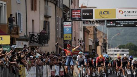 El corredor italiano Jonathan Milan vence en la segunda etapa de la 77 edición del Critérium del Dauphiné