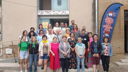 Representantes de las escuelas rurales de la Zona Media, del Consorcio y de ayuntamientos de la comarca ayer en Beire