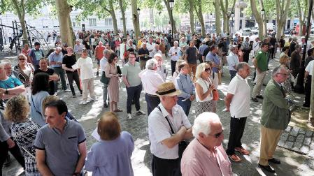 Largas colas este lunes en las taquillas de la Plaza de Toros de Pamplona para la renovación presencial de abonos /