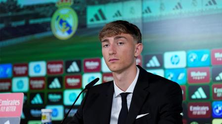 Dean Huijsen en la rueda de prensa de su presentación en Madrid