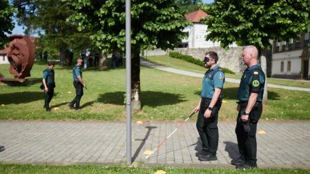 Treinta guardias civiles se ponen en la piel de peregrinos con discapacidad durante una jornada en Roncesvalles