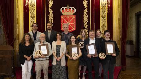 Los premiados, con diplomas, posan junto a autoridades y amigos en el Palacio de Navarra.