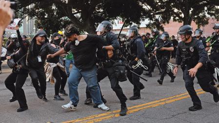 Detención de un manifestante durante una carga de miembros de la Policía de Los Ángeles