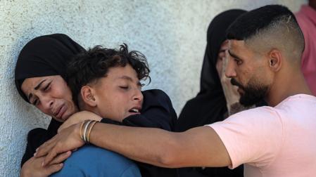 Palestinos lloran la muerte de sus familiares tras un ataque del ejército israelí en Gaza