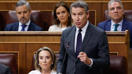 El líder del Partido Popular, Alberto Núñez Feijóo (d), interpela al presidente del Gobierno, Pedro Sánchez (no aparece), durante la sesión de control al Gobierno, este miércoles